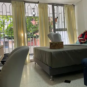 Apartamento Loft Central, Cerca A Laureles Guarda Meletas Gratis!!, Medellín